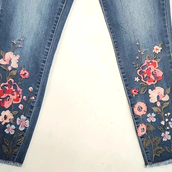 Kensie Y2K Denim Floral embroidered Capri jeans  sz 6 - Picture 8 of 9
